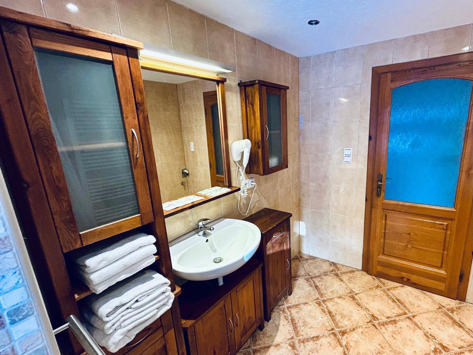 Готель Dvur Stran & Wellness Карлові Вари Екстер'єр фото
